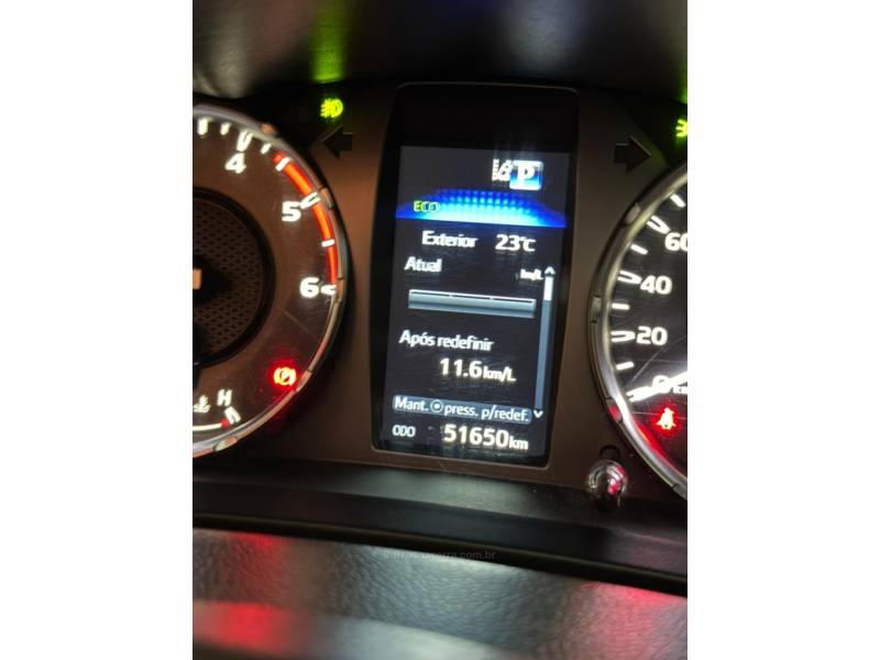 TOYOTA - HILUX - 2022/2023 - Prata - R$ 259.900,00