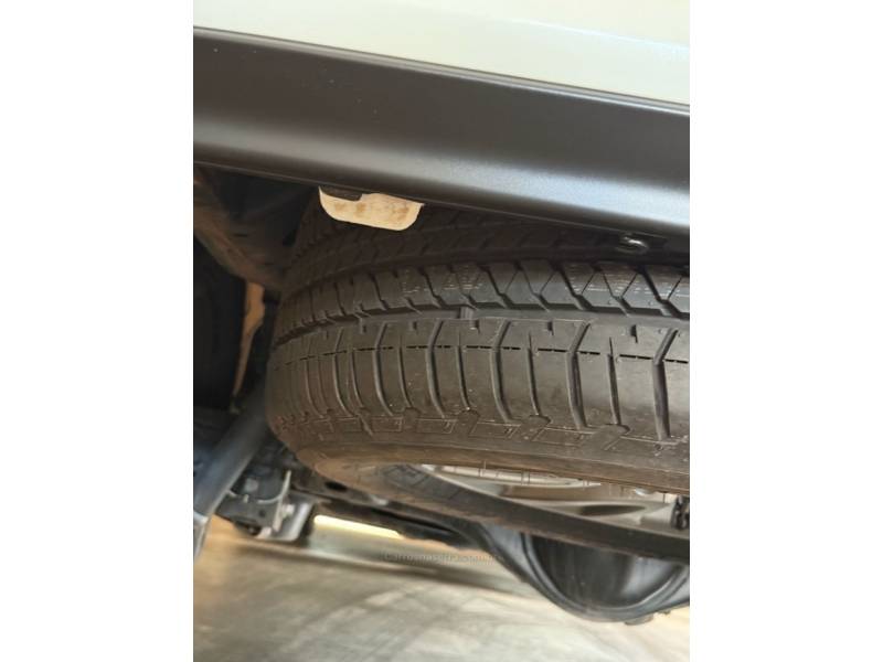 TOYOTA - HILUX SW4 - 2021/2022 - Branca - R$ 299.900,00