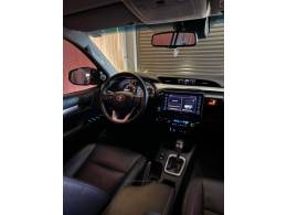 TOYOTA - HILUX - 2022/2023 - Prata - R$ 259.900,00