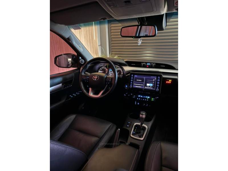 TOYOTA - HILUX - 2022/2023 - Prata - R$ 259.900,00