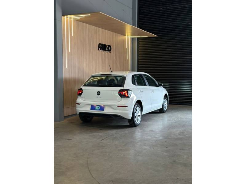 VOLKSWAGEN - POLO - 2023/2023 - Branca - R$ 79.900,00