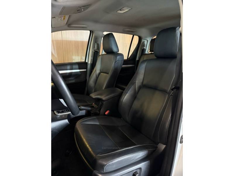 TOYOTA - HILUX - 2017/2017 - Branca - R$ 159.900,00