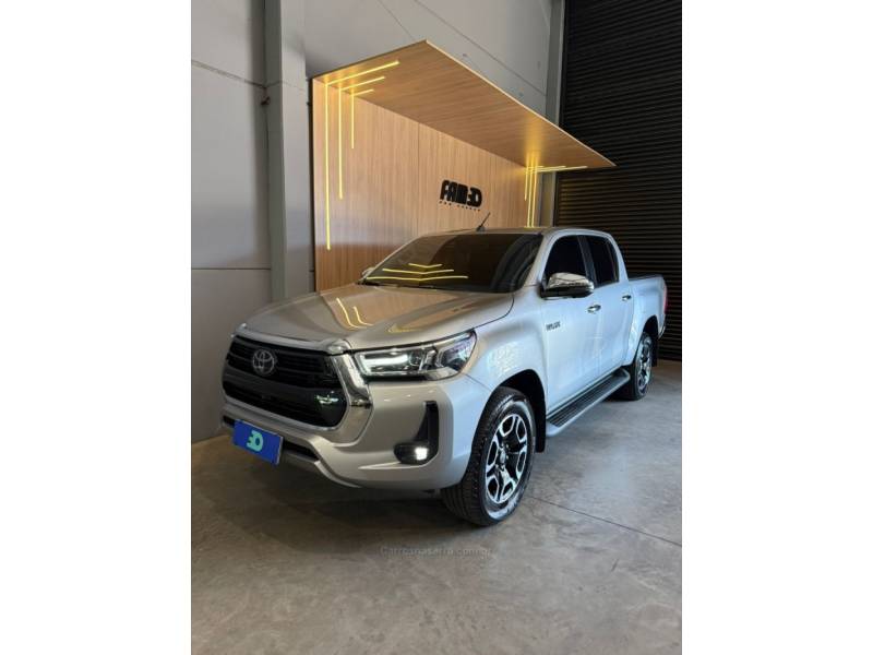 TOYOTA - HILUX - 2022/2023 - Prata - R$ 259.900,00