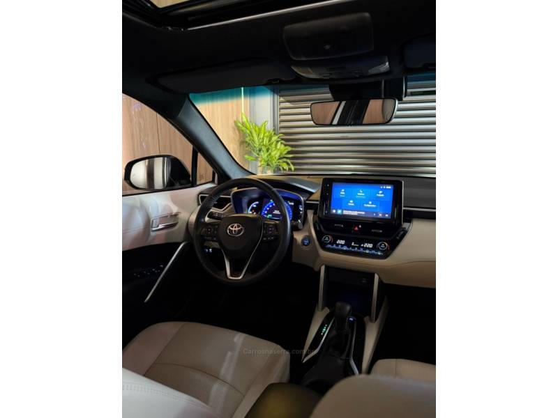TOYOTA - COROLLA - 2023/2024 - Branca - R$ 189.900,00