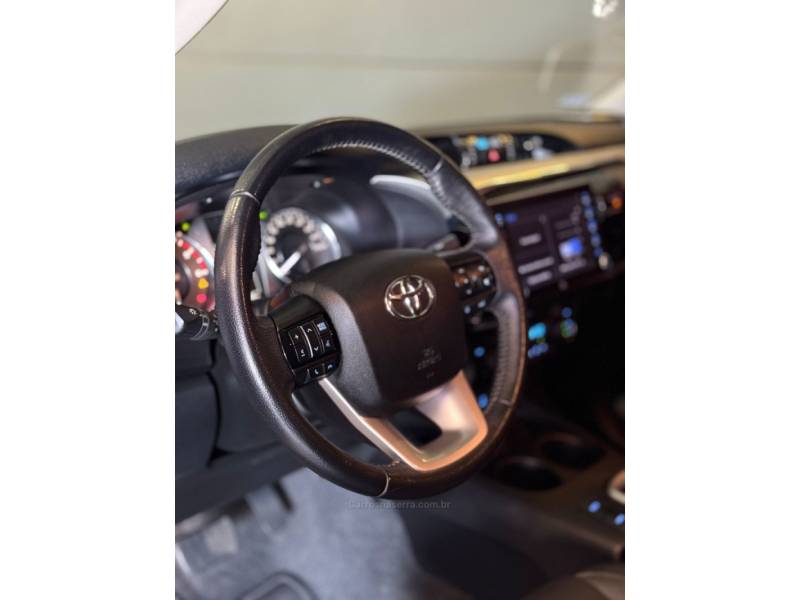 TOYOTA - HILUX - 2022/2023 - Prata - R$ 259.900,00
