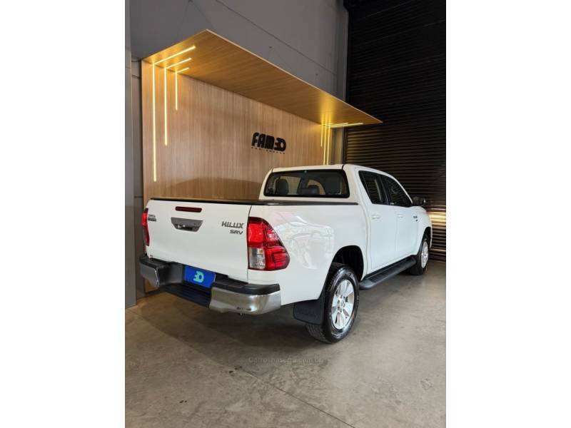 TOYOTA - HILUX - 2017/2017 - Branca - R$ 159.900,00