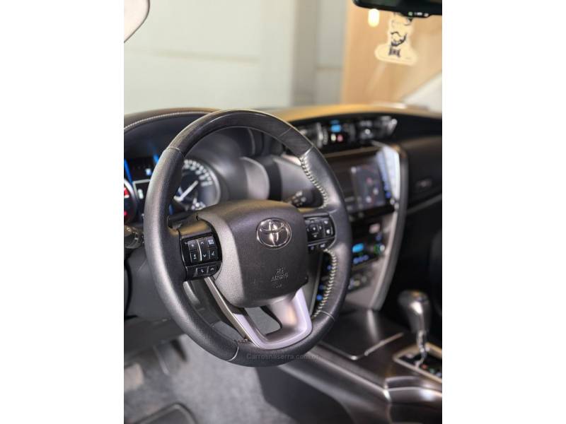 TOYOTA - HILUX SW4 - 2021/2022 - Branca - R$ 299.900,00