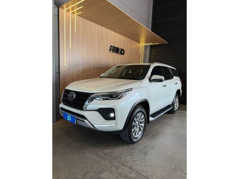 TOYOTA - HILUX SW4 - 2021/2022 - Branca - R$ 299.900,00