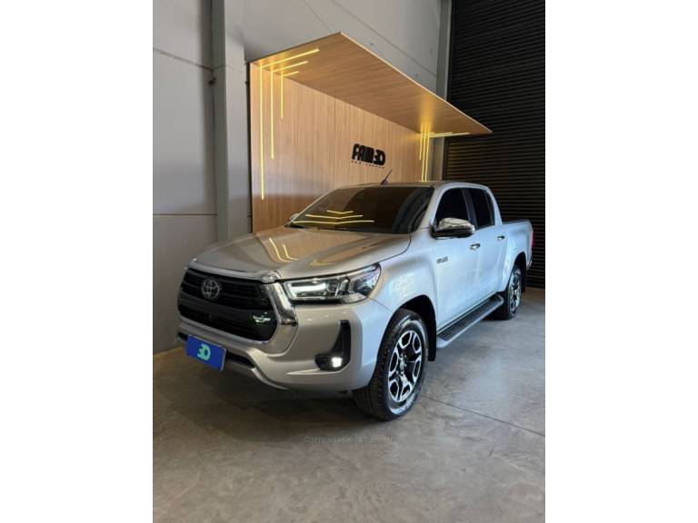 TOYOTA - HILUX - 2022/2023 - Prata - R$ 269.900,00