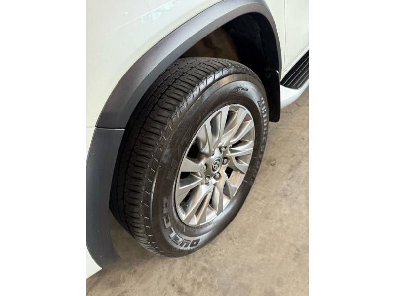 TOYOTA - HILUX SW4 - 2021/2022 - Branca - R$ 299.900,00