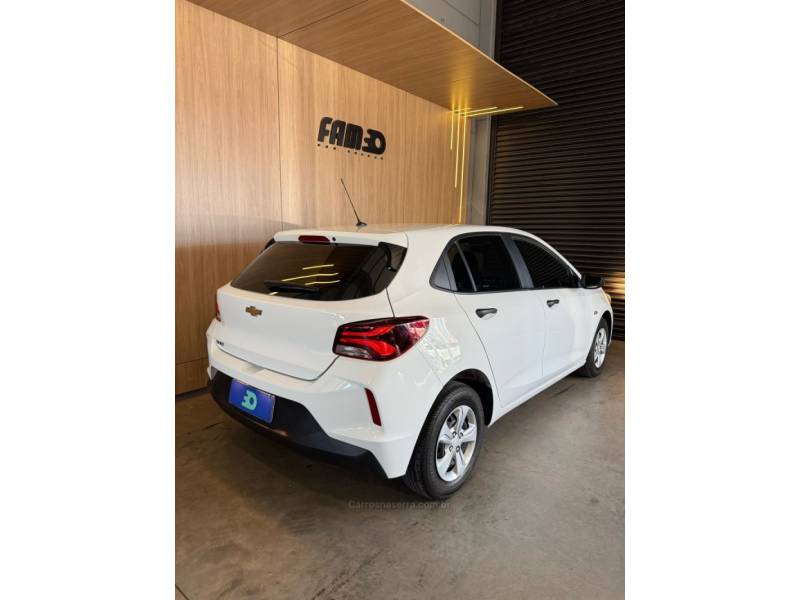 CHEVROLET - ONIX - 2024/2024 - Branca - R$ 73.900,00
