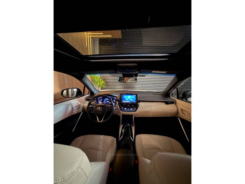 TOYOTA - COROLLA - 2023/2024 - Branca - R$ 189.900,00