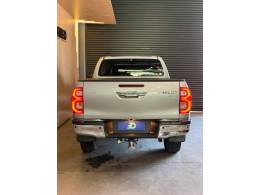 TOYOTA - HILUX - 2022/2023 - Prata - R$ 259.900,00