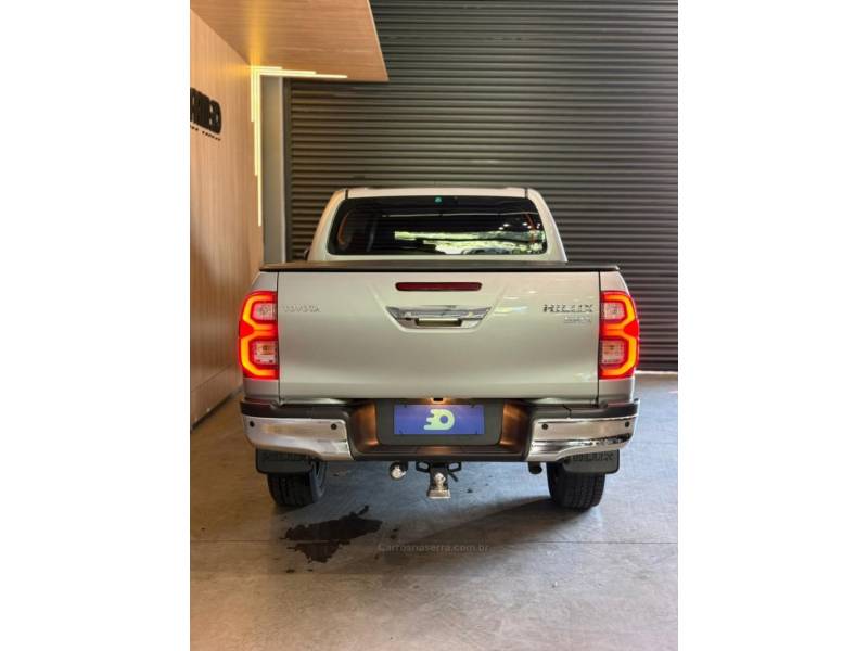 TOYOTA - HILUX - 2022/2023 - Prata - R$ 259.900,00