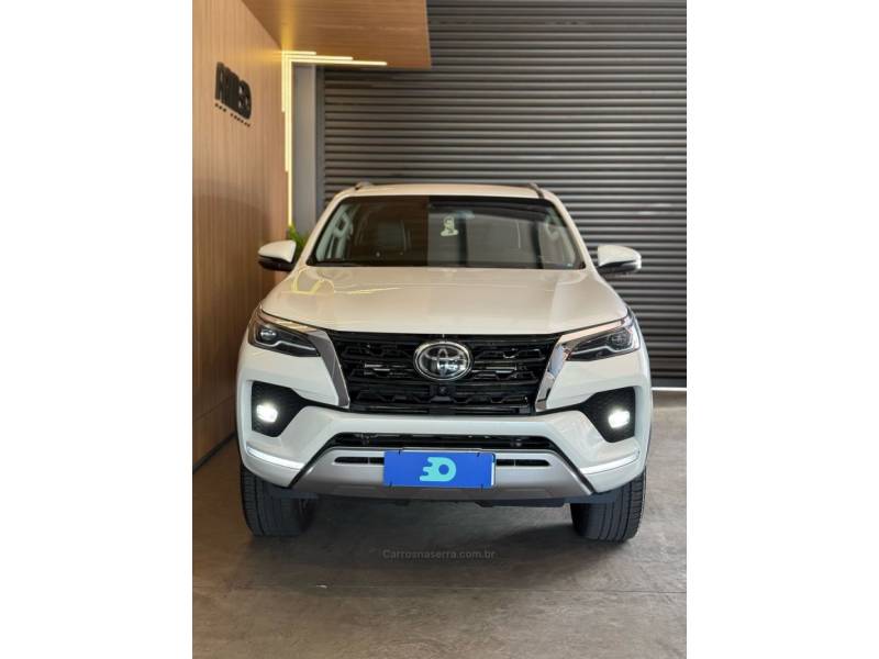 TOYOTA - HILUX SW4 - 2021/2022 - Branca - R$ 299.900,00