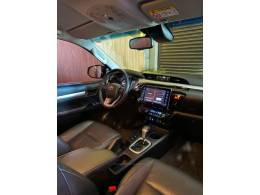TOYOTA - HILUX - 2022/2023 - Prata - R$ 259.900,00