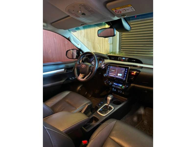 TOYOTA - HILUX - 2022/2023 - Prata - R$ 259.900,00