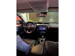 TOYOTA - HILUX - 2022/2023 - Prata - R$ 259.900,00