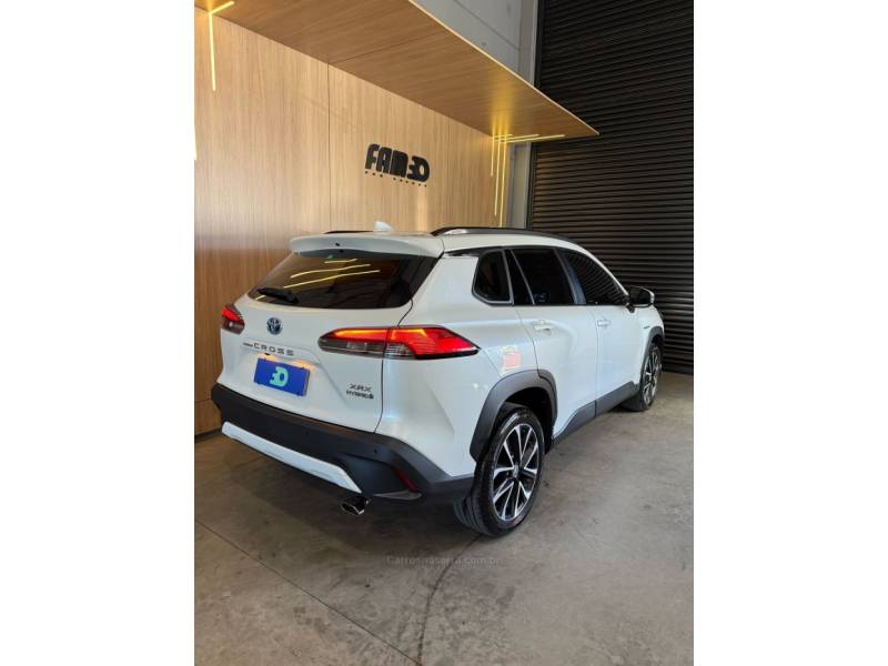 TOYOTA - COROLLA - 2023/2024 - Branca - R$ 189.900,00
