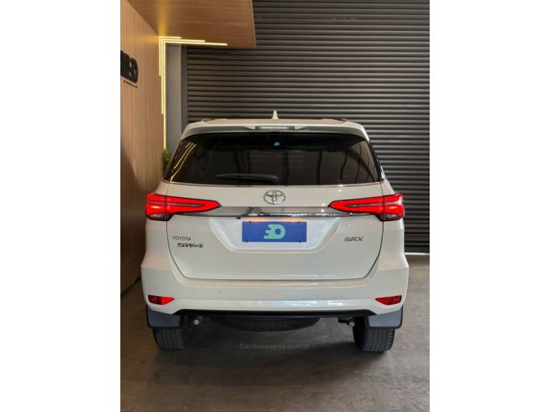 TOYOTA - HILUX SW4 - 2021/2022 - Branca - R$ 299.900,00