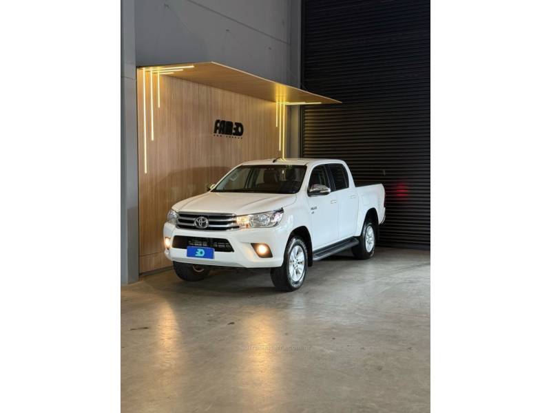 TOYOTA - HILUX - 2017/2017 - Branca - R$ 159.900,00