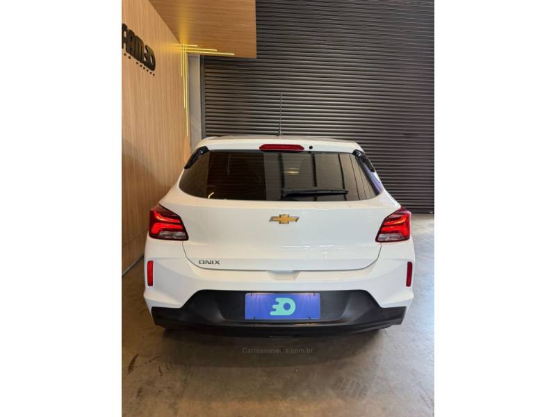 CHEVROLET - ONIX - 2024/2024 - Branca - R$ 73.900,00