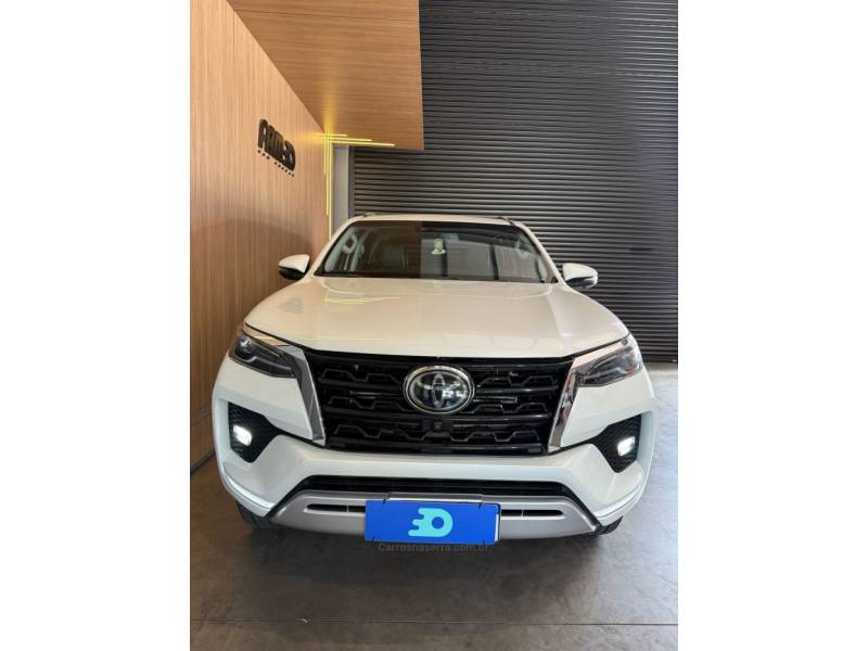 TOYOTA - HILUX SW4 - 2021/2022 - Branca - R$ 299.900,00