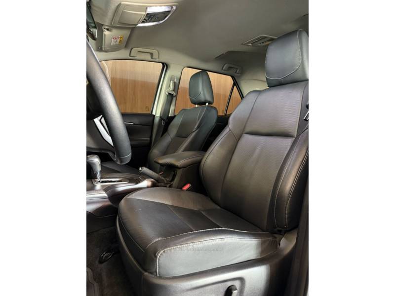 TOYOTA - HILUX SW4 - 2021/2022 - Branca - R$ 299.900,00