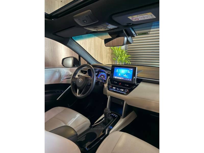 TOYOTA - COROLLA - 2023/2024 - Branca - R$ 189.900,00