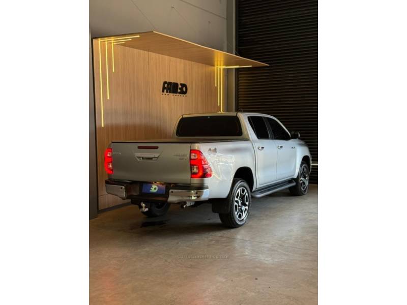TOYOTA - HILUX - 2022/2023 - Prata - R$ 259.900,00