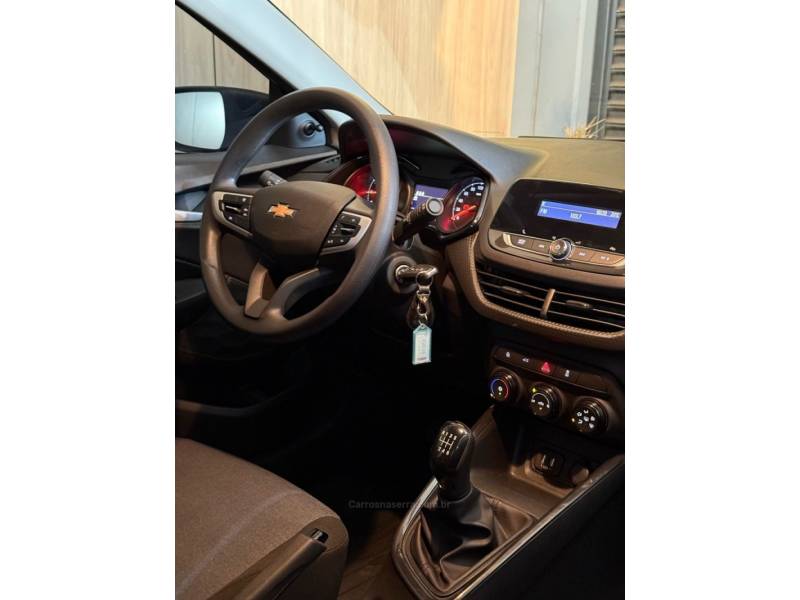 CHEVROLET - ONIX - 2024/2024 - Branca - R$ 73.900,00