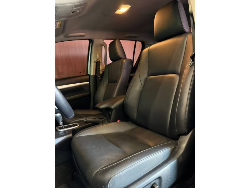TOYOTA - HILUX - 2022/2023 - Prata - R$ 259.900,00