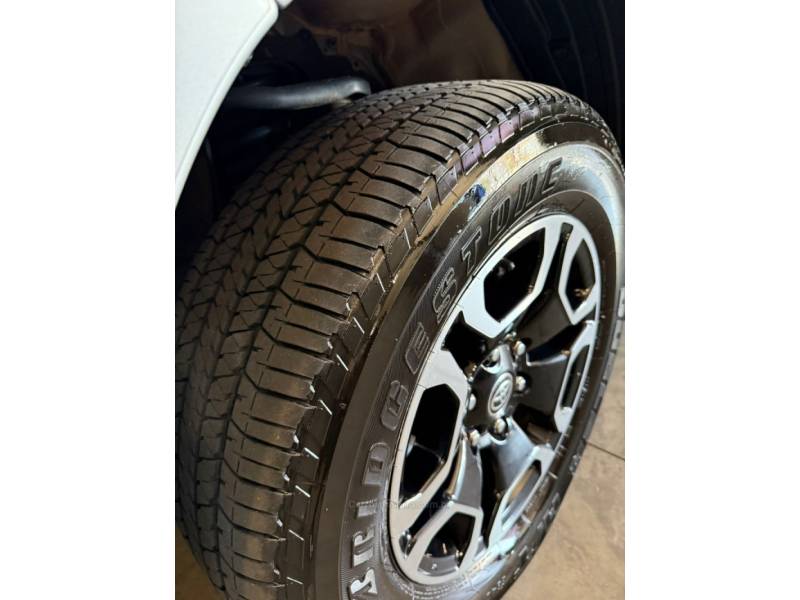TOYOTA - HILUX - 2022/2023 - Prata - R$ 259.900,00