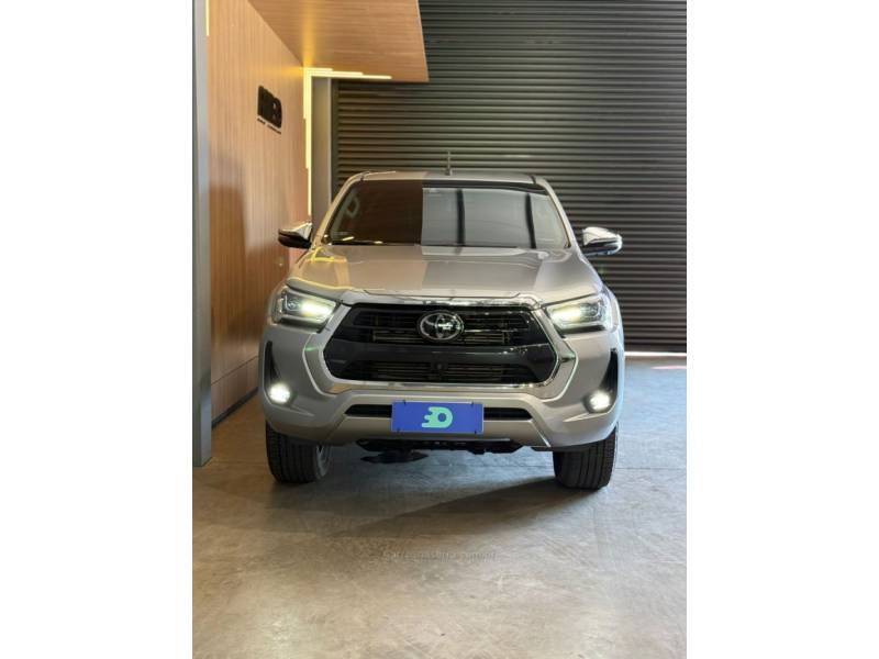 TOYOTA - HILUX - 2022/2023 - Prata - R$ 259.900,00