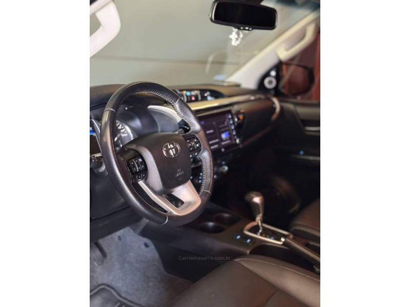 TOYOTA - HILUX - 2022/2023 - Prata - R$ 259.900,00