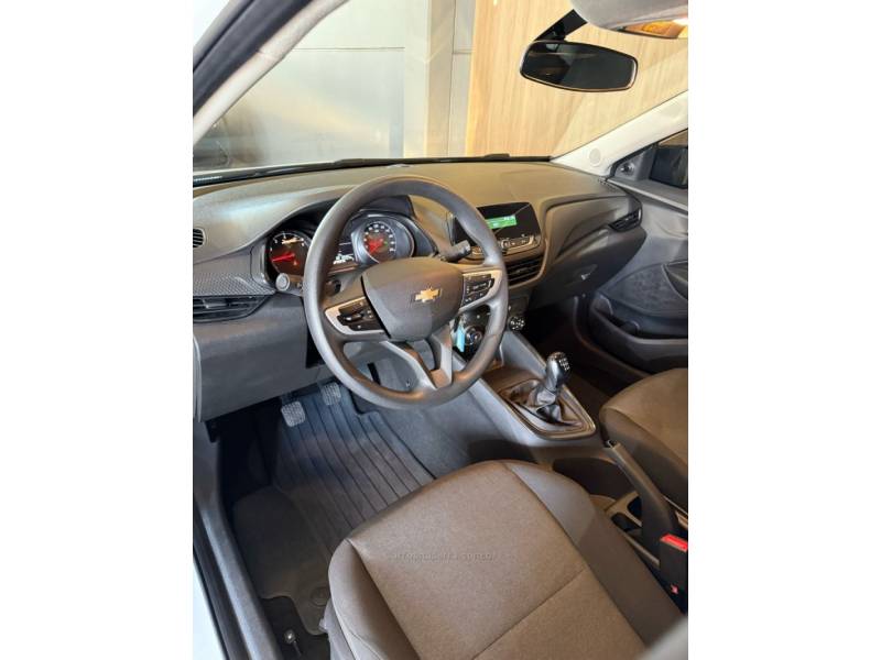 CHEVROLET - ONIX - 2024/2024 - Branca - R$ 73.900,00