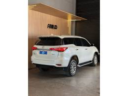 TOYOTA - HILUX SW4 - 2021/2022 - Branca - R$ 299.900,00