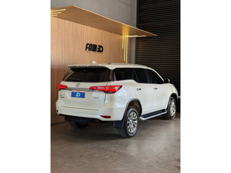 TOYOTA - HILUX SW4 - 2021/2022 - Branca - R$ 299.900,00