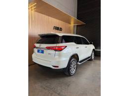 TOYOTA - HILUX SW4 - 2021/2022 - Branca - R$ 299.900,00