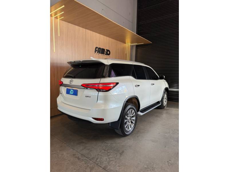 TOYOTA - HILUX SW4 - 2021/2022 - Branca - R$ 299.900,00